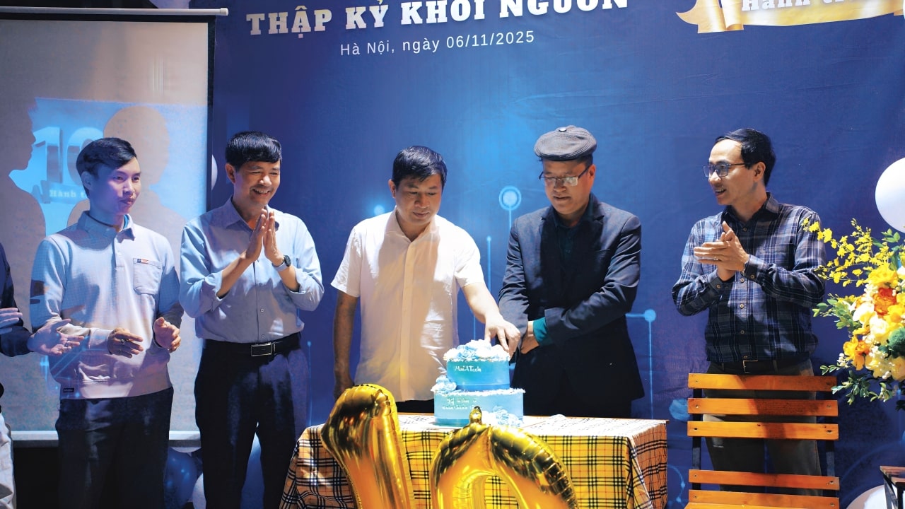 Nghi lễ cắt bánh sinh nhật cùng toàn thể khách mời