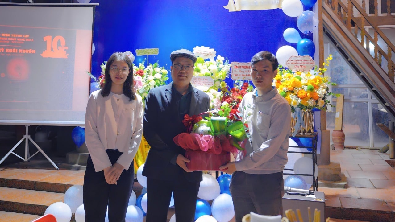 CTO Đàm Phương Đồng, Admin Dương Thị Xinh đại diện toàn thể nhân viên tặng quà chúc mừng 10 năm thành lập công ty.