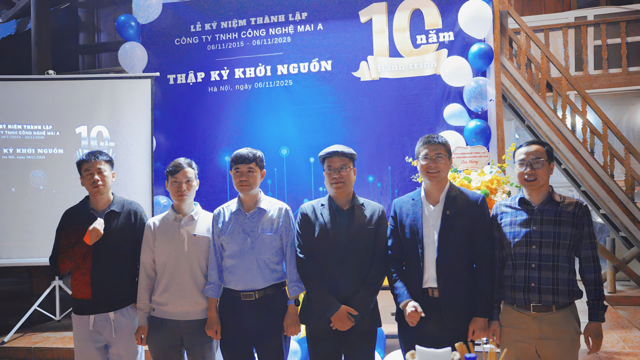 CEO Lê Phước chụp ảnh lưu niệm cùng khách mời