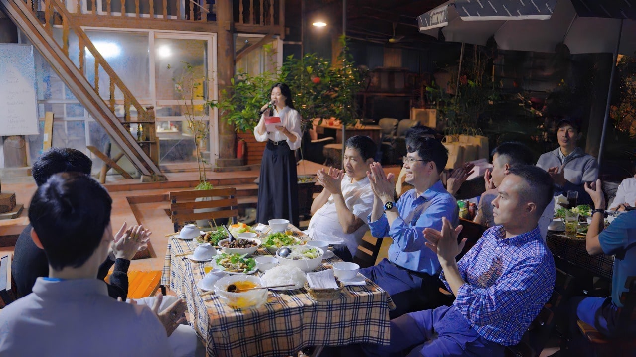 Không khí rộn ràng, tiếng cười và những tràng pháo tay vang lên từ khán giả