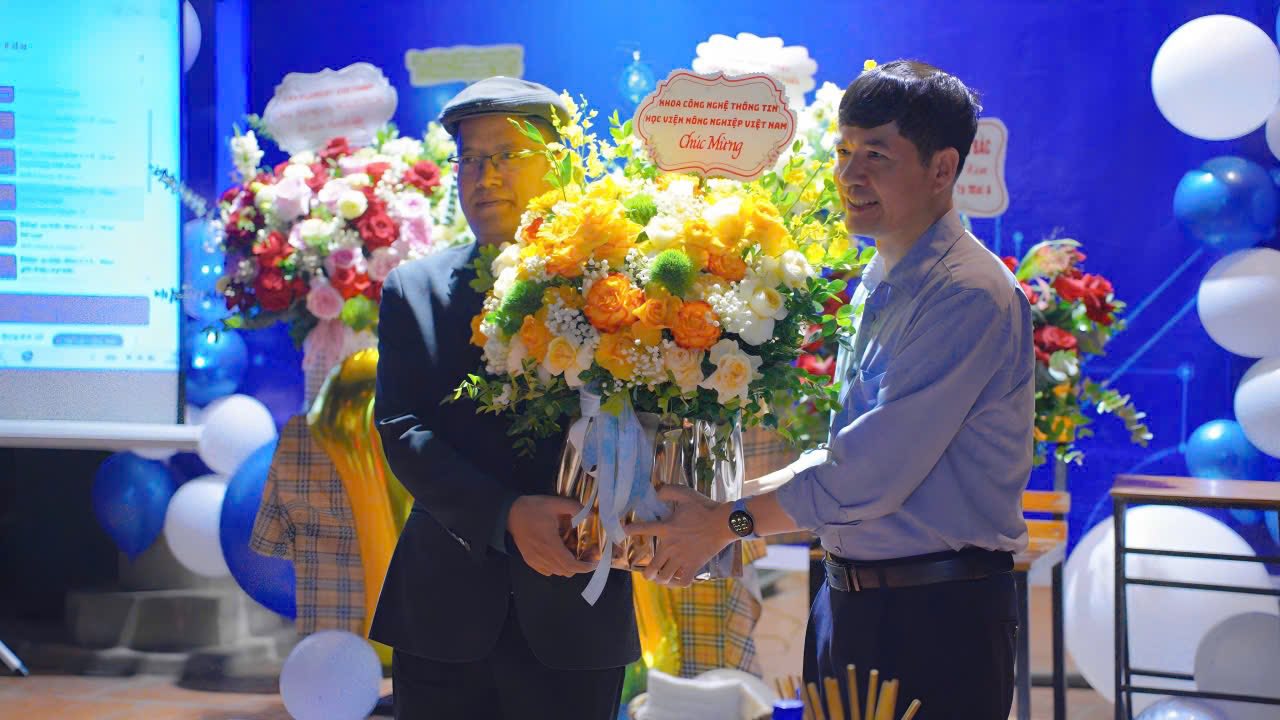 Khoa Công nghệ Thông tin, Học viện nông nghiệp Việt Nam tặng hoa chúc mừng 10 năm thành lập công ty