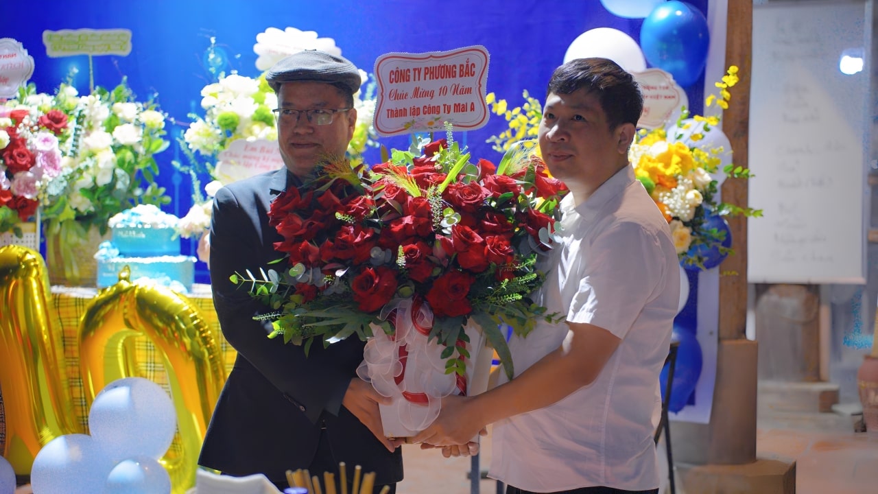 Công ty Phương Bắc tặng hoa chúc mừng 10 năm thành lập công ty