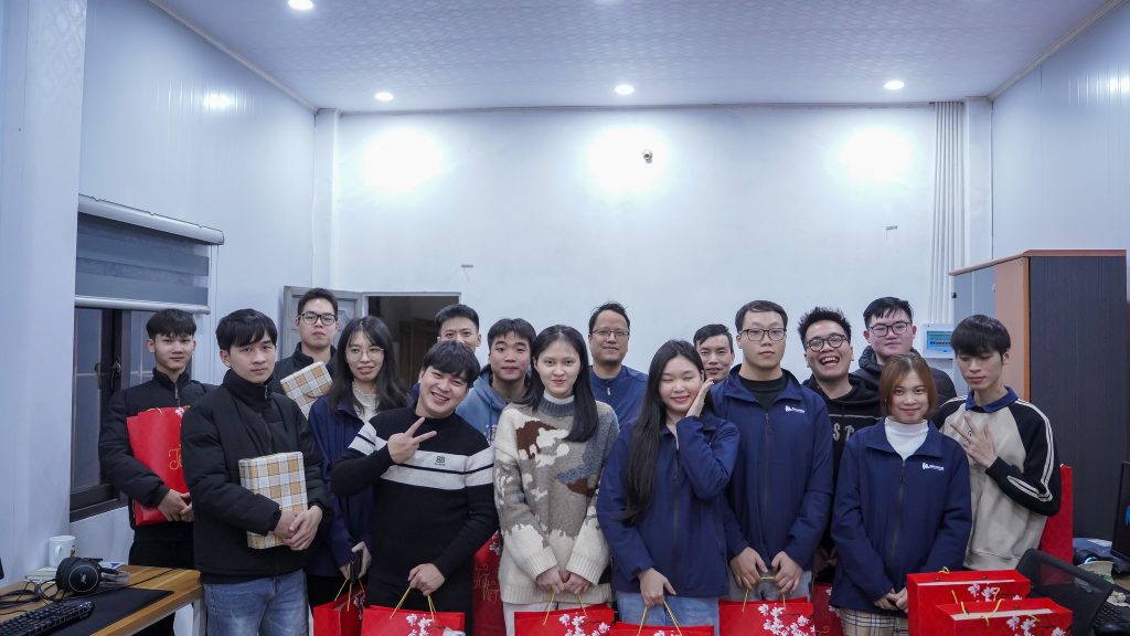 Tập thể công ty MaiATech chụp ảnh kỷ niệm